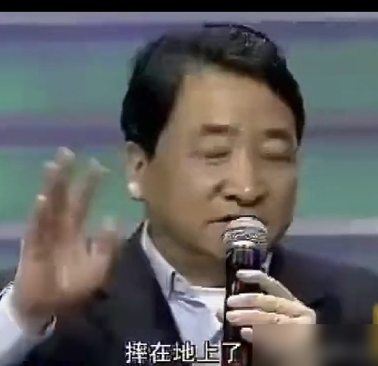 全网吵了快二十年的姜郭恶斗，压根就是一场流量硬造的假戏！
演员条子最近在直播里直接扒了底裤：姜昆火遍全国的时候，郭德纲在北京闯荡连个名字都没有，俩人当年根本不在一个层面上，人家压根就没把他当对手。所谓的主流打压非主流，全是后来人造的阵营对立。
姜昆也早回应过，反三俗反的是歪风不是个人。退一万步说