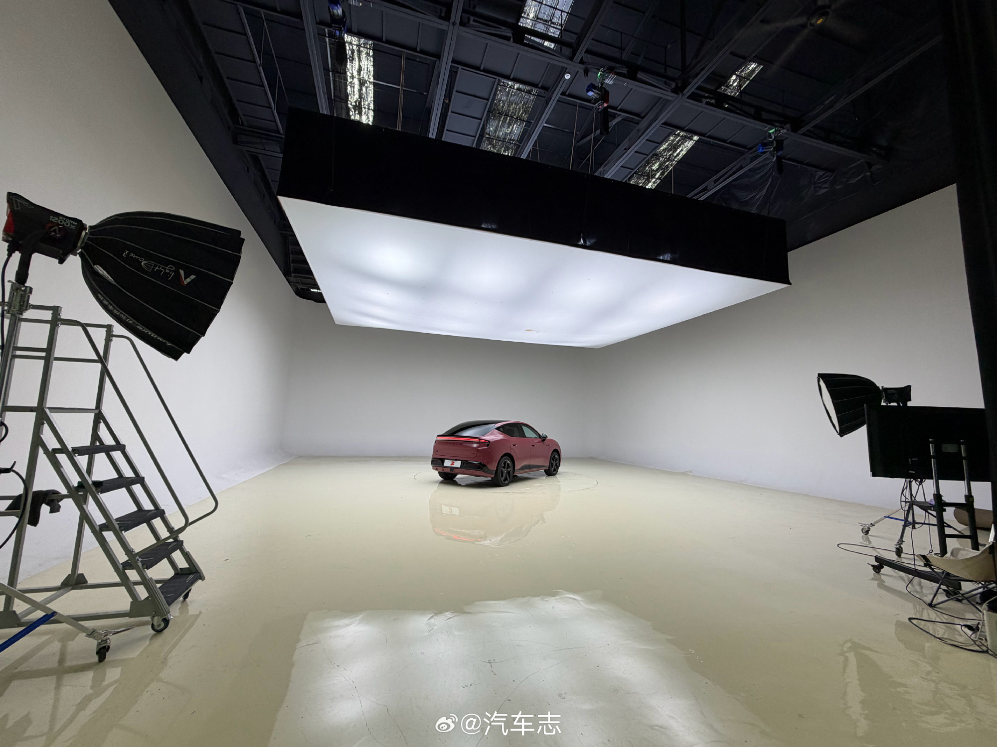 今日份影棚拍摄🎬今天的主角是乌梅子酱配色的小鹏MONA L03 65...