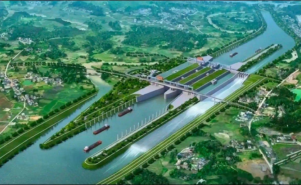 #中国人挖运河顺手造万亩良田# 
作为西部陆海新通道的骨干工程，平陆运河在建设过程中诞生了一项极具示范意义的实践。项目总计产生的3.15亿立方米土石方，综合利用率达到98%以上。工程建设者通过抬填造地、土壤改良，新增1.39万亩优质耕地，为区域粮食安全筑牢基础。同时将坚硬碎石有序垒砌，用作船闸 ​
