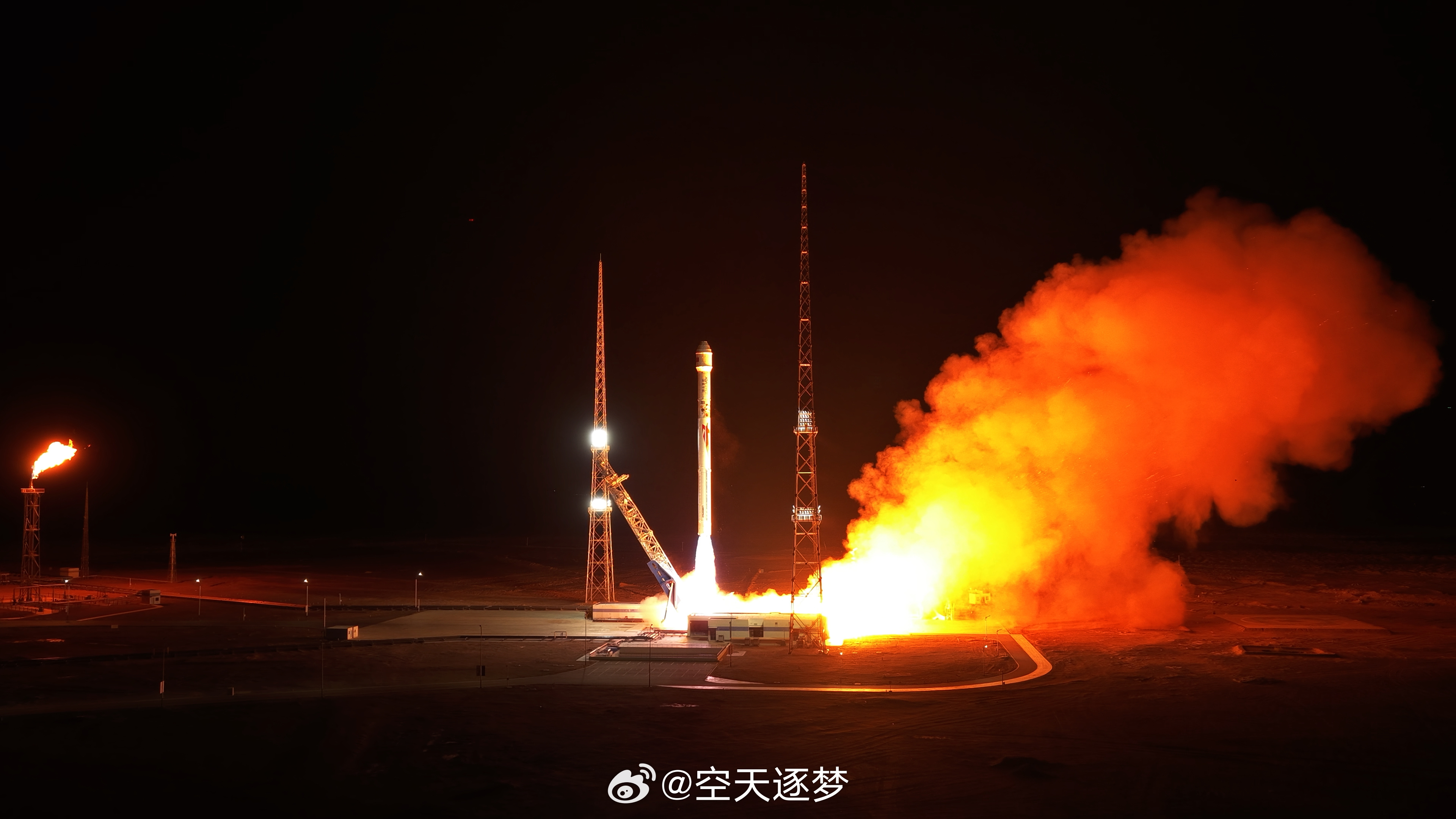 【#朱雀二号改进型遥四火箭成功发射# 】一箭十星 多客户“拼车”成功入轨
北京时间2026年10月14日19时40分，朱雀二号改进型遥四运载火箭在东风商业航天创新试验区采用“拼车”方式，将来自不同客户的10颗卫星送入预定轨道，发射任务取得圆满成功。本次任务入轨的10颗卫星，将针对太空算力、高性能卫星 ​