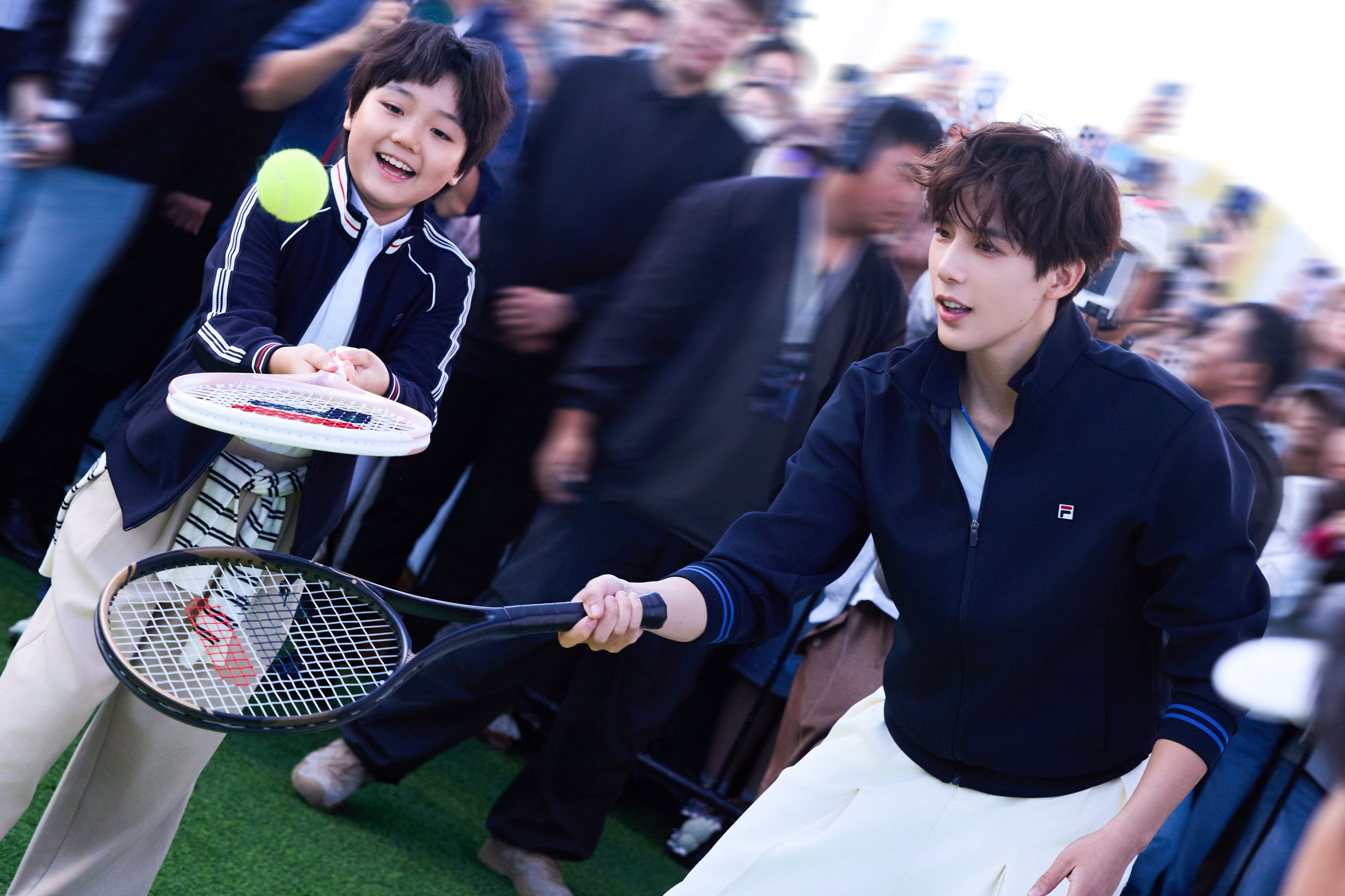 Have A Fila Day，松弛又好玩🍋🎾
解锁一半运动，一半时髦的「网球阿普瑞风」🔛
有人想和我一起逛逛，赛场边的意式小镇吗？🤔

#fila##haveafiladay##网球阿普瑞风##2026中网# ​