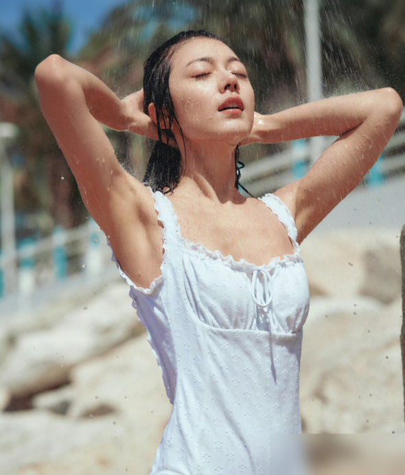 赵今麦24岁生日这组湿发泳衣照，直接把国民闺女四个字撕了。湿发贴脸，黑裙露背，眼神里全是别叫我闺女。
关晓彤当年一件高定被骂成洗碗手套配火锅裙，宋祖儿靠湿发短卷发从女鹅变老公姐，李兰迪古装被嘲显壮最后靠素纱逆袭。
童星转型就一条路：先把旧标签打碎，哪怕挨骂。张子枫、赵今麦这批00后，谁先让观众记