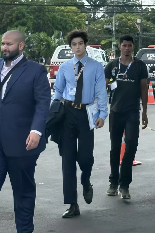 丁禹兮你 好帅的一张脸 好长的一条腿！