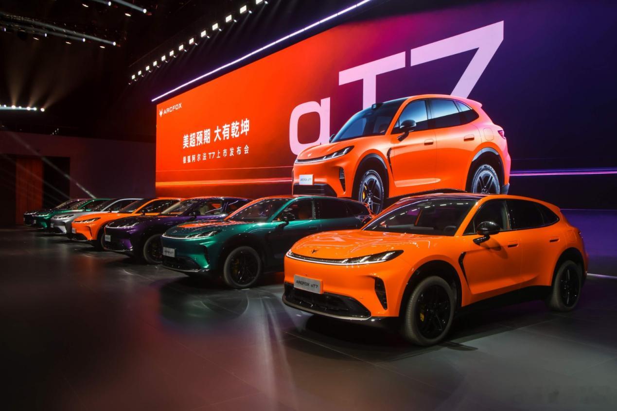 别吵了，看看极狐阿尔法T7是怎么做的
 
“去宁德化”闹得挺热闹，
但我觉得与其争论谁替代谁，
不如看车企实际拿出了什么。
不能让营销概念替代真正的技术创新。
 
极狐阿尔法T7直接用产品说话。
全系宁德时代电池打底，
CDC电控减振器加麦格纳调校底盘，
晕车舒缓模式对家里老人特别友好。
 
200L前备 ​