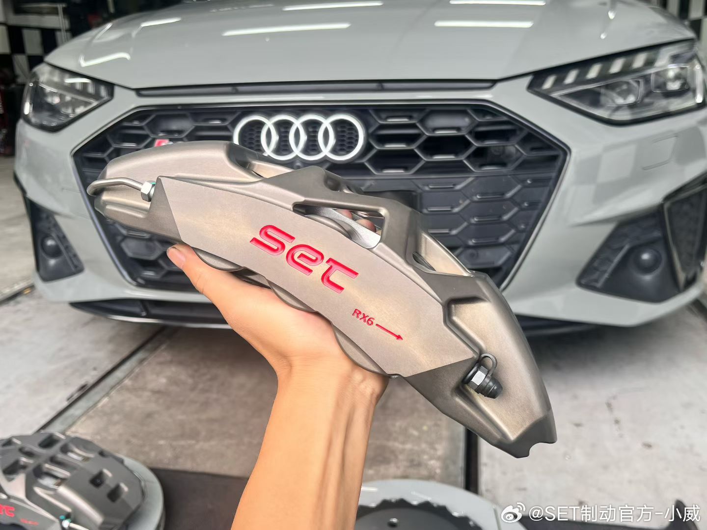 奥迪S4换下原厂六活塞 升级SET RX6竞技六活塞
更好的散热效果 更好的建压时间
更好的刹车盘 刹车皮加持带来更好的制动性能体验
#改装车 ##奥迪 ##赛特制动##汽车改装升级# ​