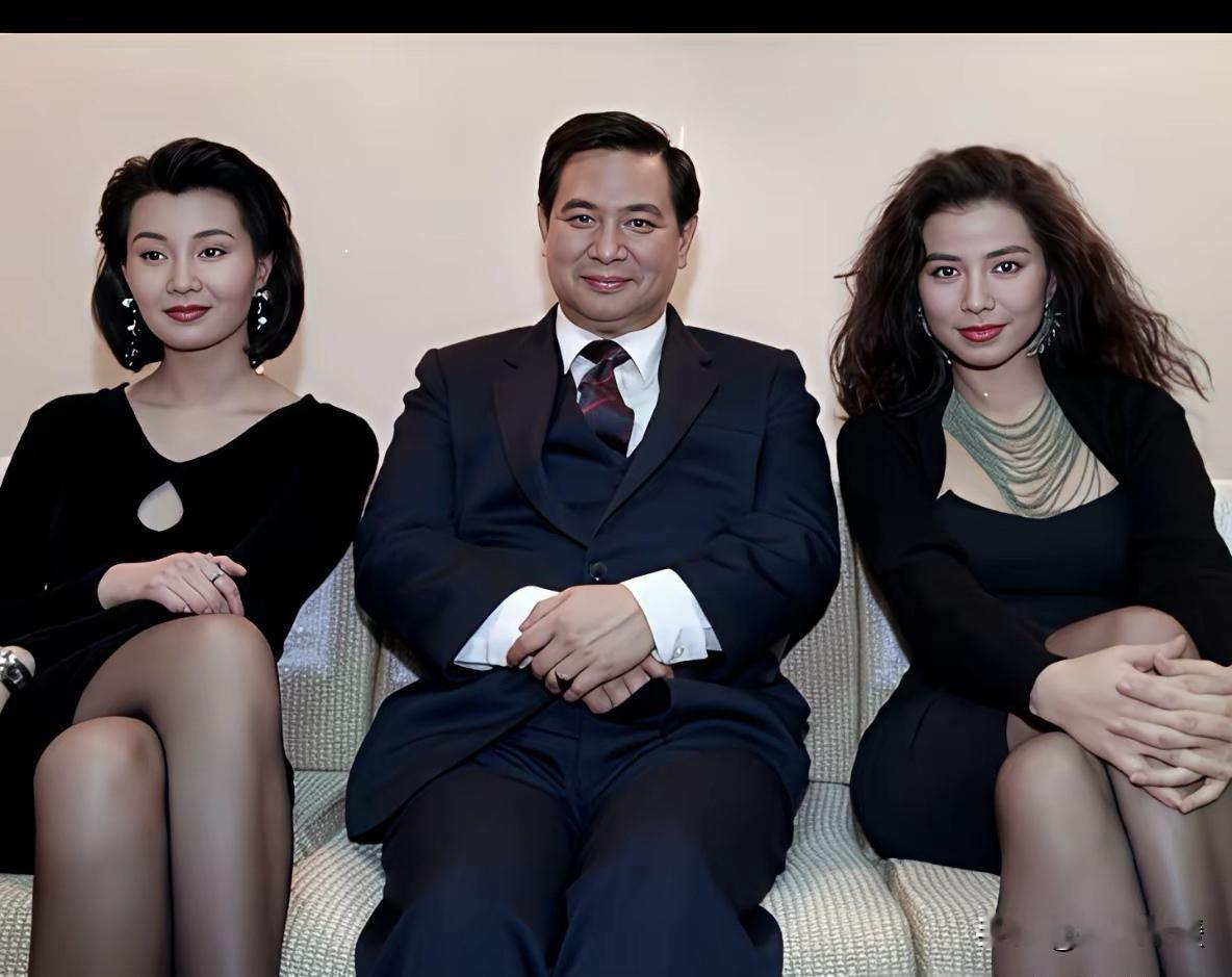 1989年《流金岁月》宣传照！张曼玉与钟楚红同框，港片黄金时代的绝代双姝
 
这张珍贵老照片，是1989年电影《流金岁月》在台湾做宣传时拍下的。
左边25岁张曼玉，利落短发，一身黑裙，清丽灵动；右边29岁钟楚红，卷发风情，韵味十足。中间是影片监制。
 
当年一部《流金岁月》，写尽两个女孩跨越半生的友