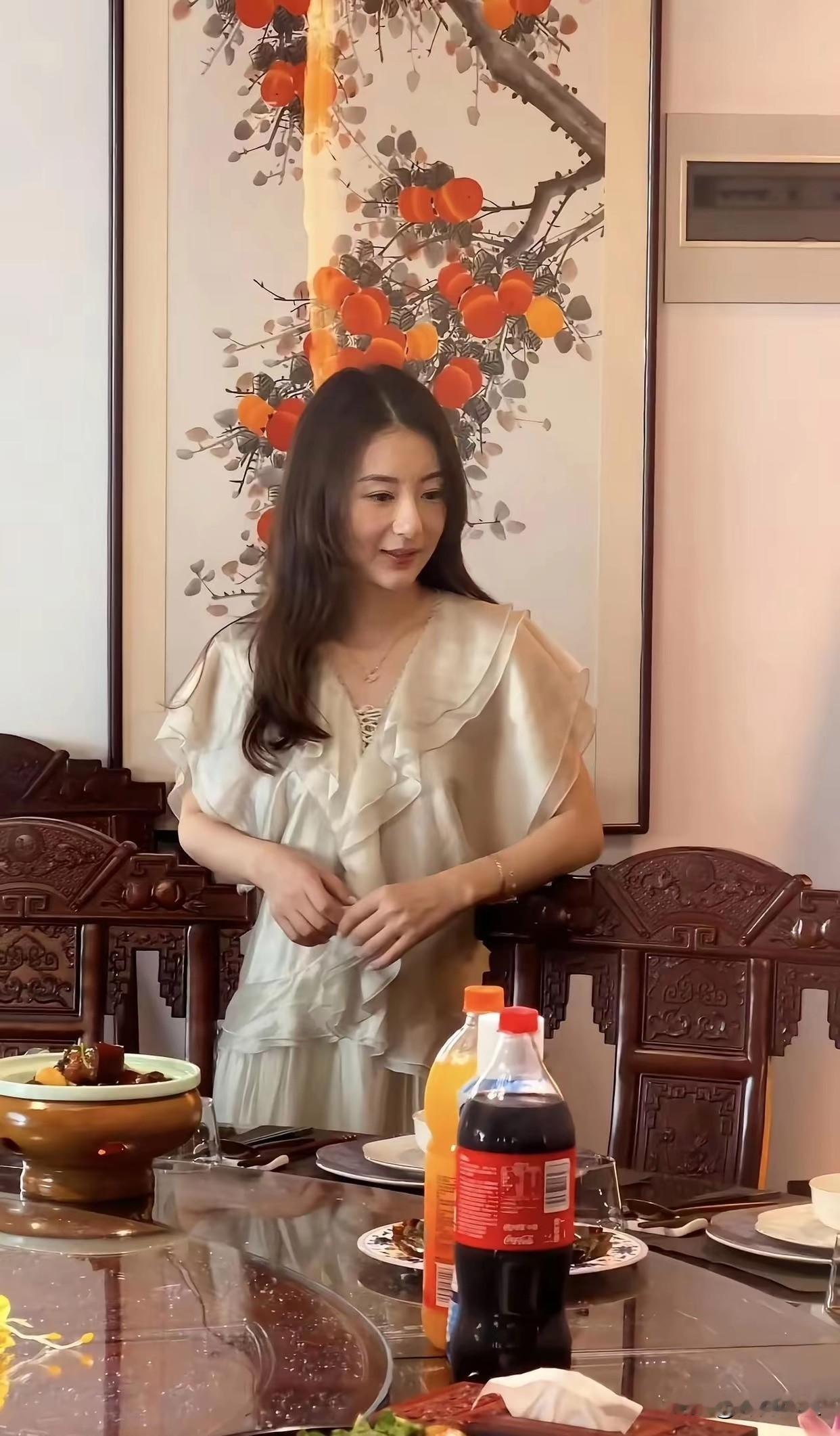 饭局偶遇方媛，真人比镜头里还要惊艳

一身浅杏色荷叶边连衣裙，长发温柔披肩。背景是中式实木桌椅与柿子挂画，没有精致修图加持，整个人气质温婉柔和，难怪网友感叹，见到本人比视频里好看太多。方媛