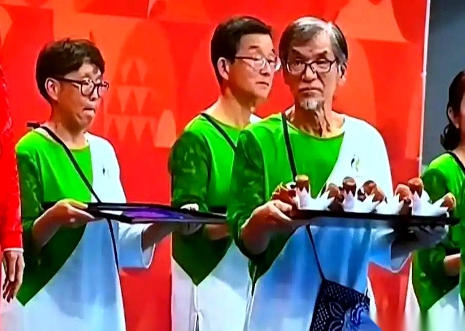 根据台媒最近爆出的日本名古屋亚运会筹备现状，这场国际赛事的场子，已经彻底兜不住底了。
中国体操队二十多号人拎着大包小包刚下飞机，就被硬生生卡在接机大厅干坐了整整6个小时。组委会的电脑系统里，全队只有两个人的名字能刷出来。等他们拖着步子走出机场，原本安排的住宿邮轮早就开走了。全队只能临时在机场酒店找个
