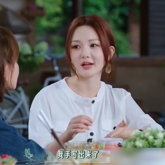 在湖南台待了整整十年，靳梦佳第一次拉下脸去抢一个节目。
不是托关系，不是等领导点名，是自己动手做了份求职PPT，直接杀去找导演组。 PPT里塞满了她过往的节目数据、网友评价，甚至专门准备了一份轻食展示，就为了证明自己适合《中餐厅》。
没人要求她做这些。 往年她也想上，但问一句听安排就缩回去了，十