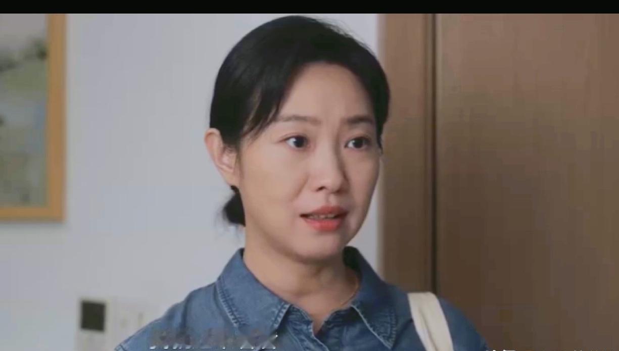 李一桐在新剧《美人余》里演的千万级大博主，刚开局就把婚姻里最阴险的算计全摊开了。
乔振宇演的丈夫表面上对她百依百顺，把二十孝好老公演得滴水不漏，背地里却吃着绝户，开画廊悄悄掏空老丈人的公司资产。
更可怕的是家里那个看似老实的保姆，居然也是丈夫安插的同谋，甚至隐约藏着不可告人的前情旧账。
整个家
