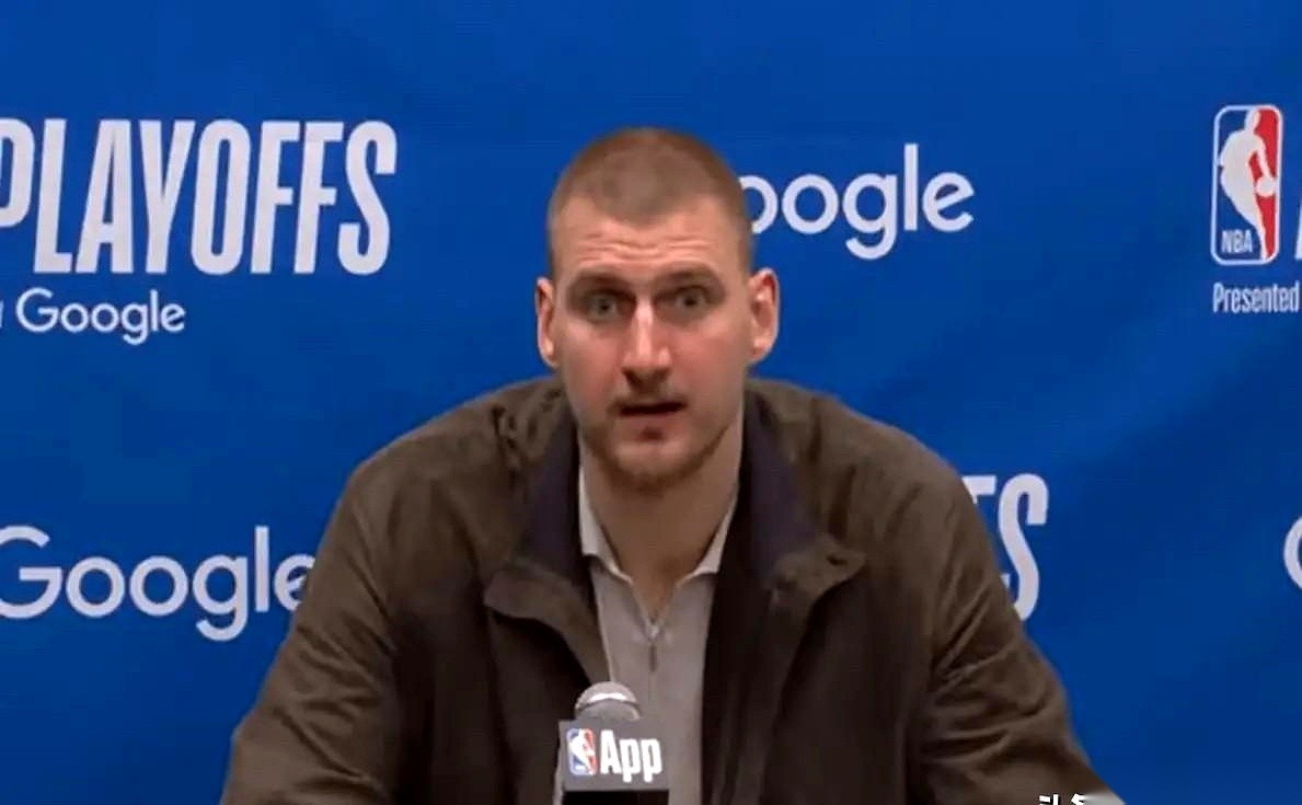 赛后，记者把话筒怼到约基奇嘴边：“最后冲上去跟人干架，后悔吗？” 他面...