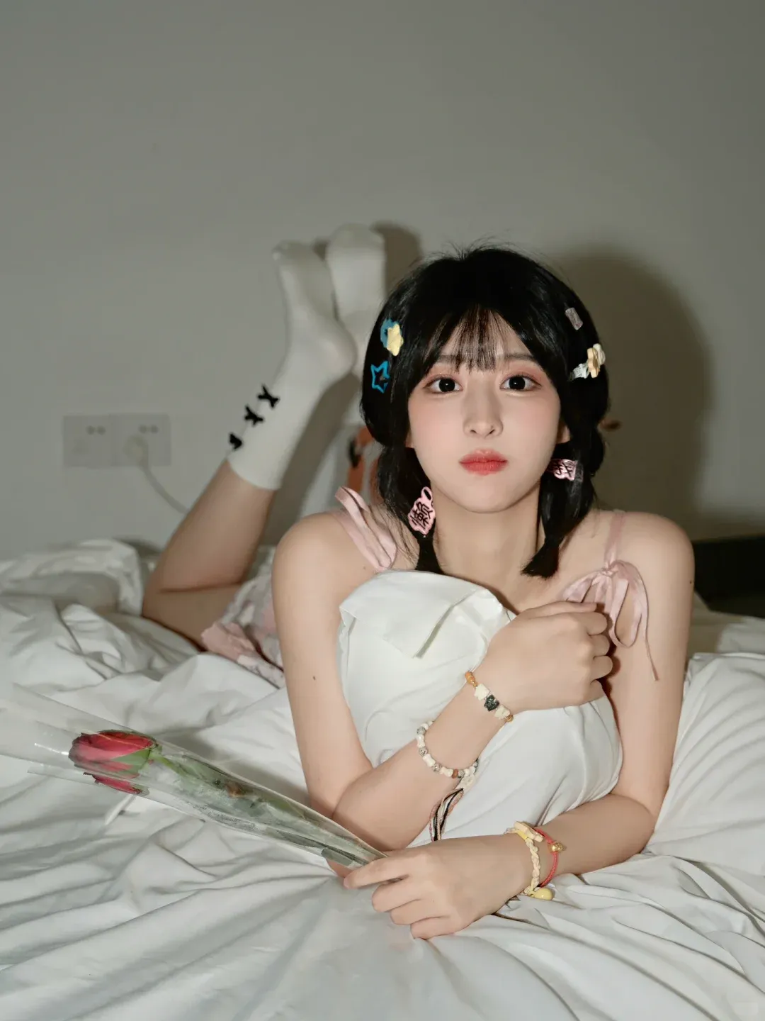 少女心爆棚的卧室自拍，棉袜与发饰的甜美组合