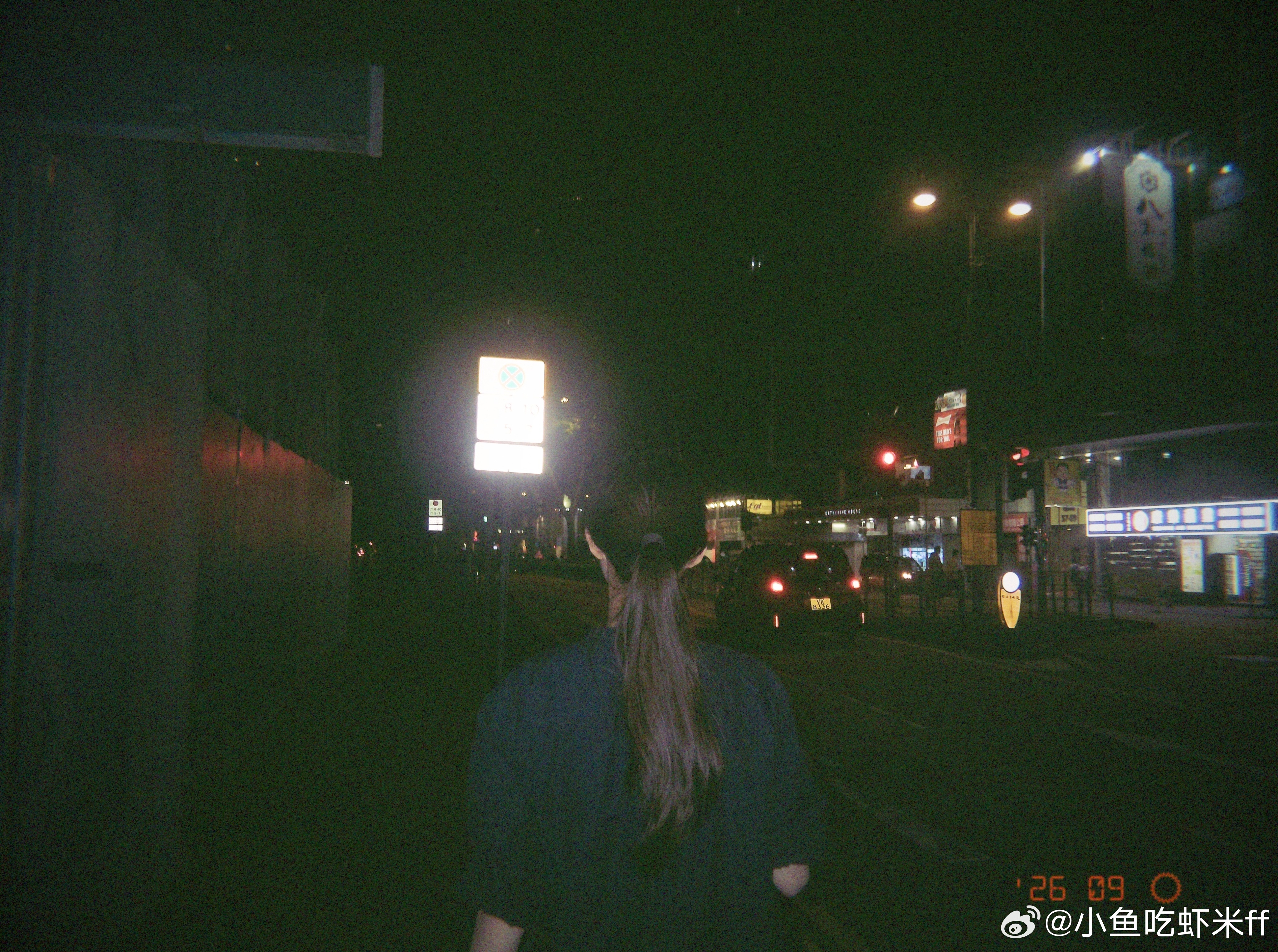对于一个j人来说最恐怖的情况莫过于一些失控时刻，从心惊胆战的堵车开始，仿佛早已可以预见心路历程也是极度跌宕起伏。
无法不操心，于是永远快步走在前头指明路线，无法不担心，于是时时停下回头。狭窄的电梯里并排，布料贴着，偶尔挪动反而让手臂接触，呼吸下意识暂停几秒，默默摩挲着行李箱暗道：太 ​