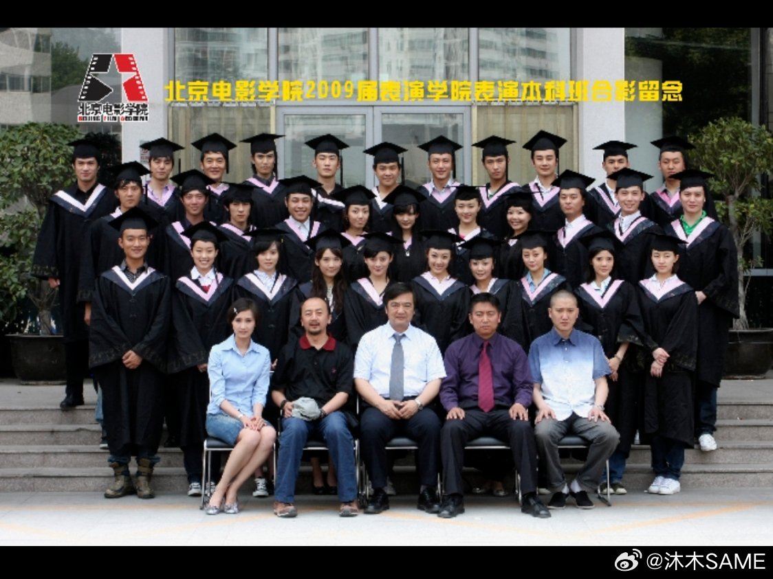 北电05表演班真的藏龙卧虎！
王仁君是杨幂、袁姗姗、张小斐的大学班长

王仁君采访说，自己大一第一部戏，就是杨幂推荐的，杨幂很早就拍戏，有资源却惦记班里同学，后续还多次推荐他参演剧集

多年之后，王仁君拿下飞天奖视帝。
少年同窗，各自沉淀，顶峰相见。

#王仁君大学第一部戏是杨幂推荐的# ​