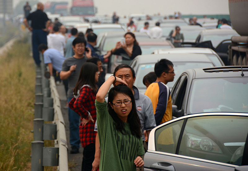 高速堵车憋尿，多名女子被送急诊！
国庆出门，不少女同胞怕上厕所，路上不敢喝水、硬憋尿。结果尿路感染、膀胱炎找上门，有人被紧急送急诊！医生急劝：水要小口喝，别猛灌；每2—3小时进服务区排一次，没尿意也去。出现尿频尿急尿痛、血尿、发烧腰痛，赶紧就医！你堵车时敢喝水吗？评论区聊聊，转给家人提个醒！