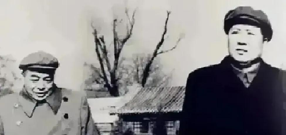 1965年，彭德怀坚决不愿复出，亲笔写信向毛主席表明态度，毛主席回应：你要不要马上来见我？
信送出后，彭德怀在屋里等着。他面前摆着两份东西：一份是西南三线建设的简报，另一份是自己写的信。信里写了他身体不好、脱离工作太久，但他心里清楚，真正的原因他一个字也没写。
下午三点，他走进菊香书屋。毛主席正看着