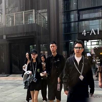 孙骁骁挺着二胎孕肚在乌镇慢悠悠走着，任重转头就坐到了黄磊的酒桌上。

茶杯碰得比谁都勤，聊得那叫一个热乎。有人嘀咕他是带老婆散心还是来现场攒局。其实中年男演员的算盘全在细节里——《把黑夜点燃》刚播完，转头就公开猛夸后辈陈哲远“脱胎换骨”。夸新人永远比夸自己管用，戏要接着拍，圈子就得接着转。

怀二胎