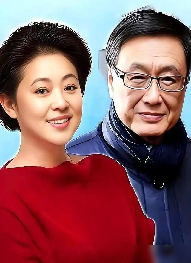 67岁的倪萍，直播里连说三遍“我错了”，还当众念保证书。这事搁以前你敢信？
起因是她在《乘风》直播里心软，想让选手重唱，还拆了评委的票。热搜炸了，骂她干预赛制。第二天她直接认栽，念了“不心软、不偏袒、不拆票”，一个磕巴没打。
转头到了生活里，她带27岁的儿子虎子去看蔡磊。孩子南加大建筑硕士，条件