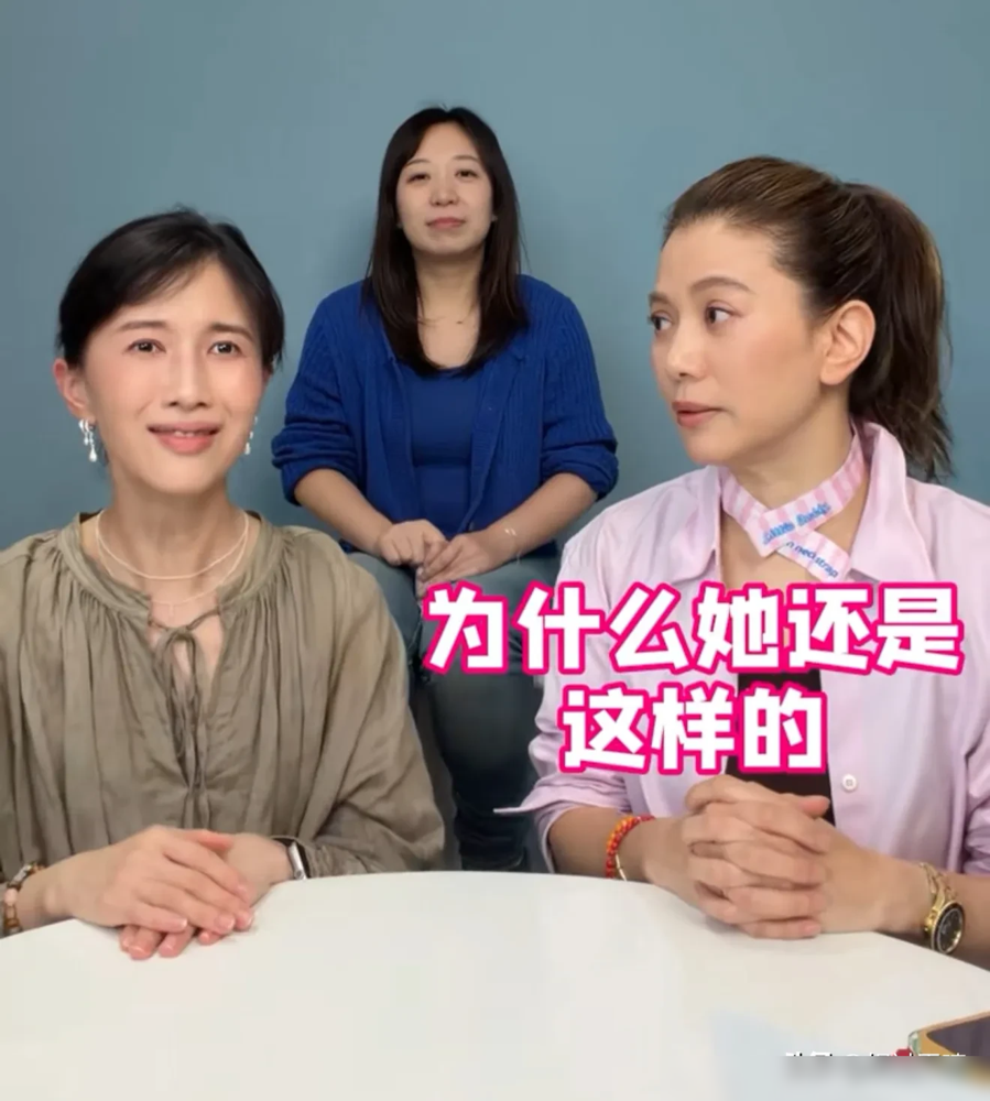 张晋那句天不怕地不怕，就怕蔡少芬讲普通话，真不是玩笑。
papi酱这回在节目里把袁咏仪和蔡少芬拉出来比，袁咏仪当场急眼，说自己拼命学拼音，绝不跟蔡少芬一个赛道。
可蔡少芬的港普，早就是综艺核弹。谢娜现场考发音，张晋千里寄普通话教材，她反手一句：我学好了，你就没那么精彩的人生了。逻辑闭环，无懈可击