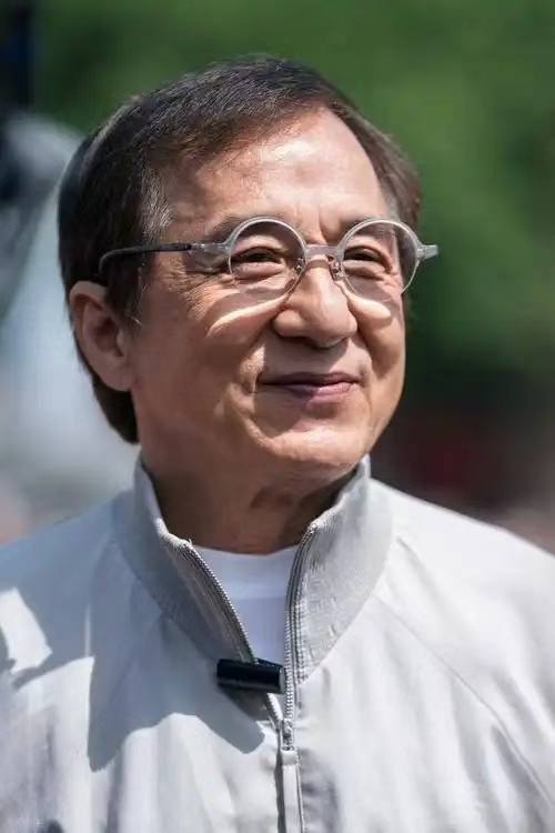 成龙大哥这辈子大概率要遗憾终生了，他挣再多的钱，再有巨星光环，2025年，已经71岁的他也难享天伦之乐，儿子不争气，女儿不听话，坐在一起聊天都是奢望，更别提父子肩并肩勇闯娱乐圈了。
 
（信源：中国新闻网《“小龙女” 首谈生父成龙：生命中没有他这个人》）
 
在国际电影的长河中，成龙这个名字几乎等同
