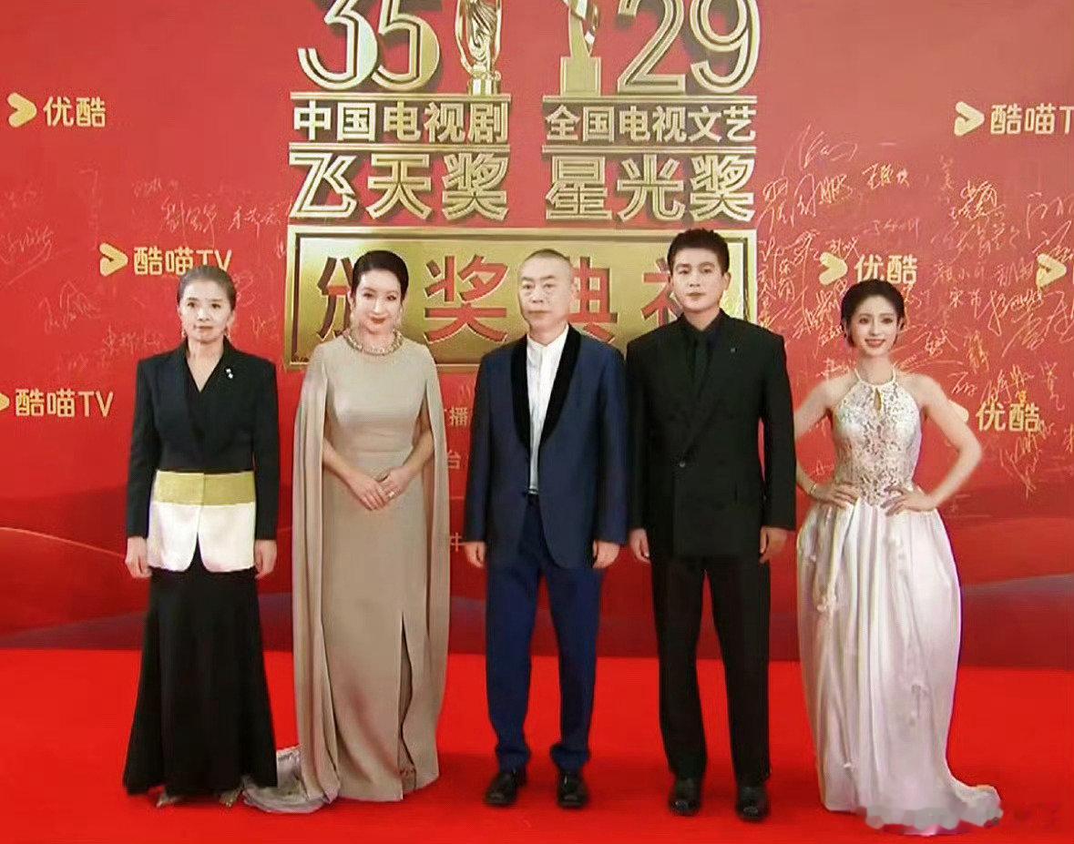 《生万物》剧组亮相飞天奖，就差大女主杨幂没来诶…… ​