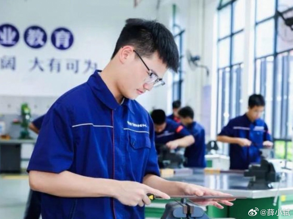 #董明珠称格力技工学校禁止谈恋爱#
禁止留长发，禁止谈恋爱，取缔高价超市，格力技工校这套规定真的只是“为你好”？

禁早恋是怕分心，统一剪发是磨性子，超市物价卡死是让你从第一天就懂规矩：在这里，个人喜好得先给集体规矩让路。
现代工业体系需要的不是桀骜不驯的个体，而是绝对服从的零件。

董 ​
