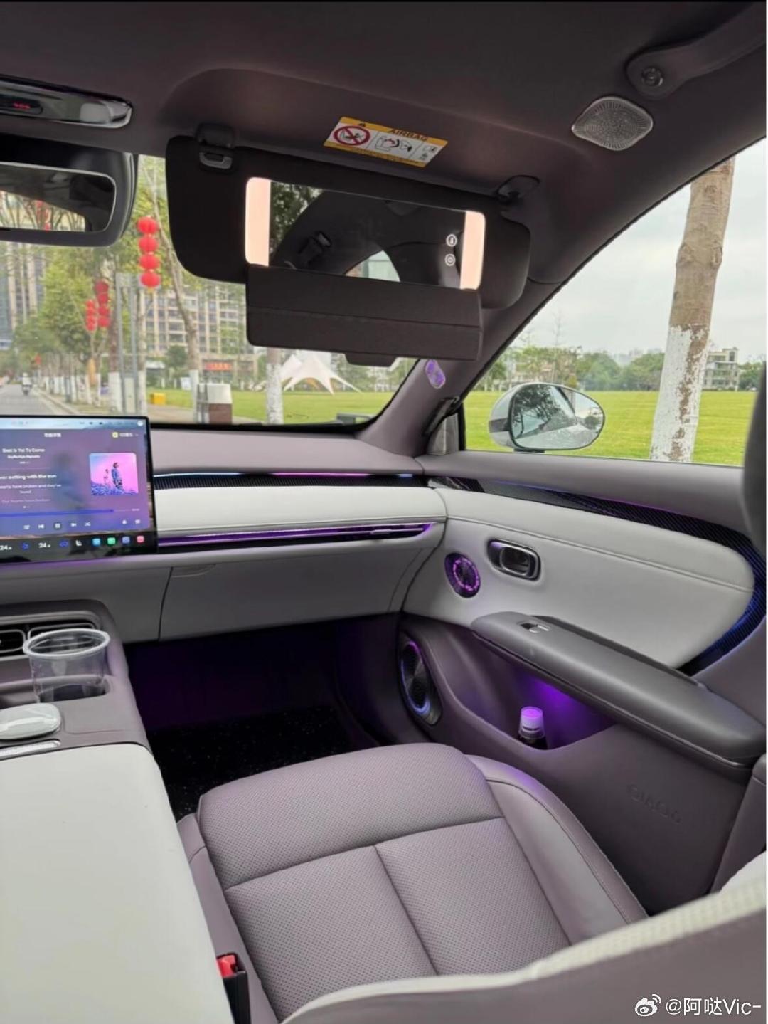 看内饰猜车🚗答案揭晓：长安启源A06
新长安，新启源！
简约轻奢座舱，氛围感拉满，紫调氛围灯精致感十足
流畅外观+舒适大空间，专为年轻人打造的纯电轿车
颜值与智能双在线，一眼心动✨#长安汽车##长安启源a06##年轻人的第一辆轿车##长安启源[超话]# ​