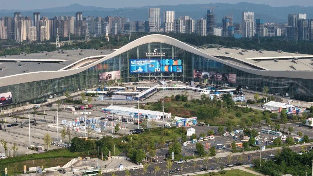 2026第二十九届成都国际车展，8.21-8.30落地中国西部国际博览城，主题「领潮而立，向新而行」，作为下半年重磅A级车展，直接坐稳中西部车市风向标￼￼￼。

22万㎡超大展厅，汇聚近120个国内外汽车品牌，足足1600台展车同台亮相，70多款全球、全国、西南首发新车集中