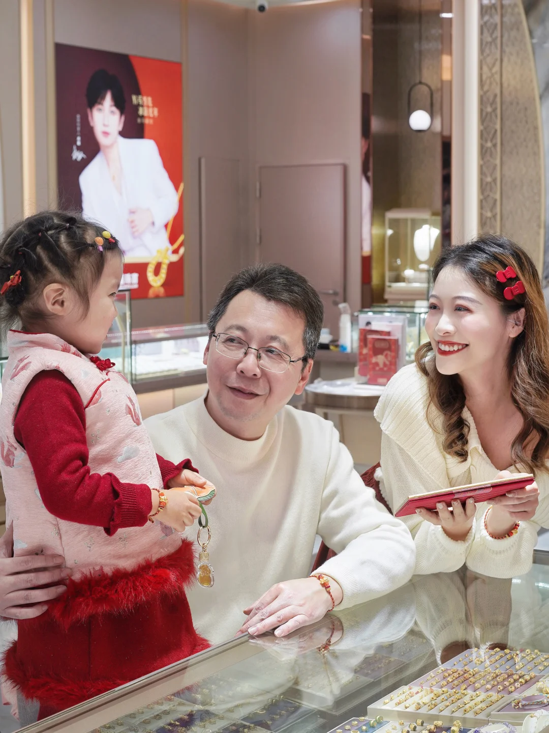 六福珠宝探新年，给马年加足“马”力