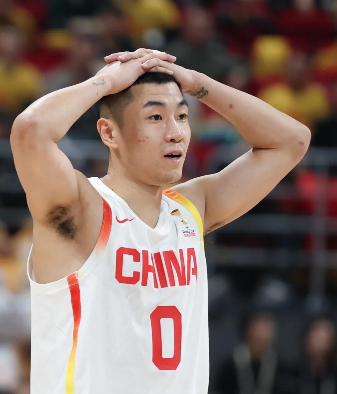 中国男篮7月27日官宣高诗岩、冯傲离队回俱乐部，胡明轩伤愈增补。窗口期...