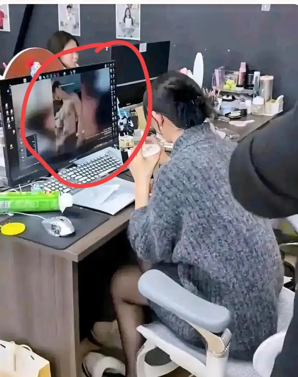 办公室惊现名场面！ 美女一边吸奶茶一边盯着电脑 看得眼神都直了，身后有...