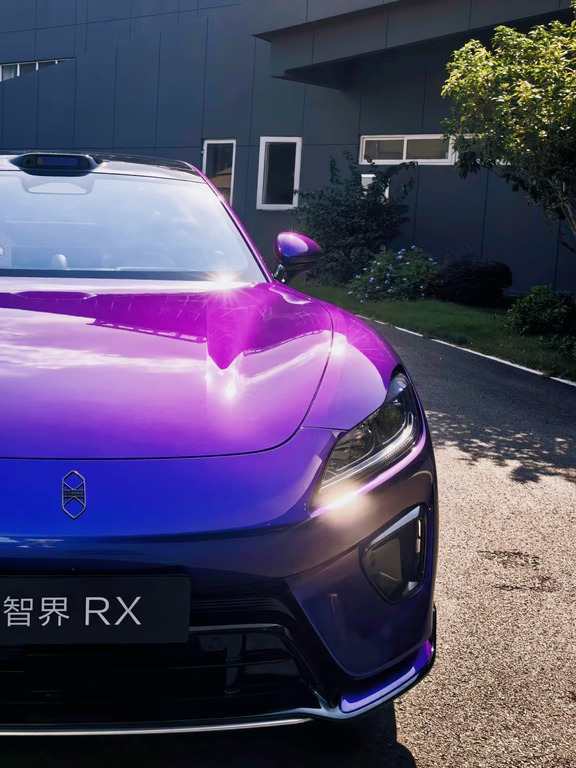 阳光下的智界RX，渐变紫蓝车漆也太好看了