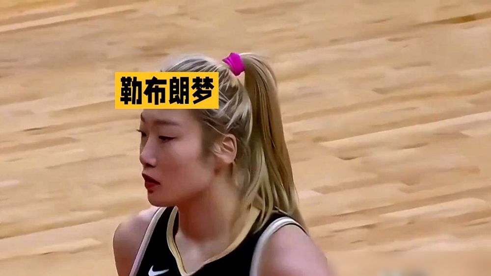 前任眼里的神级王牌，被现任教练彻底清退。
前主帅曾放话，李梦是国内最好的进攻核心。
可如今新帅上任，战术大洗牌，要团队，要快。
31岁的李梦，带旧伤，爱单打，长期不跟队，过去的功劳簿现在全作废。
名气再大，不匹配新体系照样出局，连亚运会的门都没进。
李梦怎么干？不辩解，不卖惨。
扭头签下