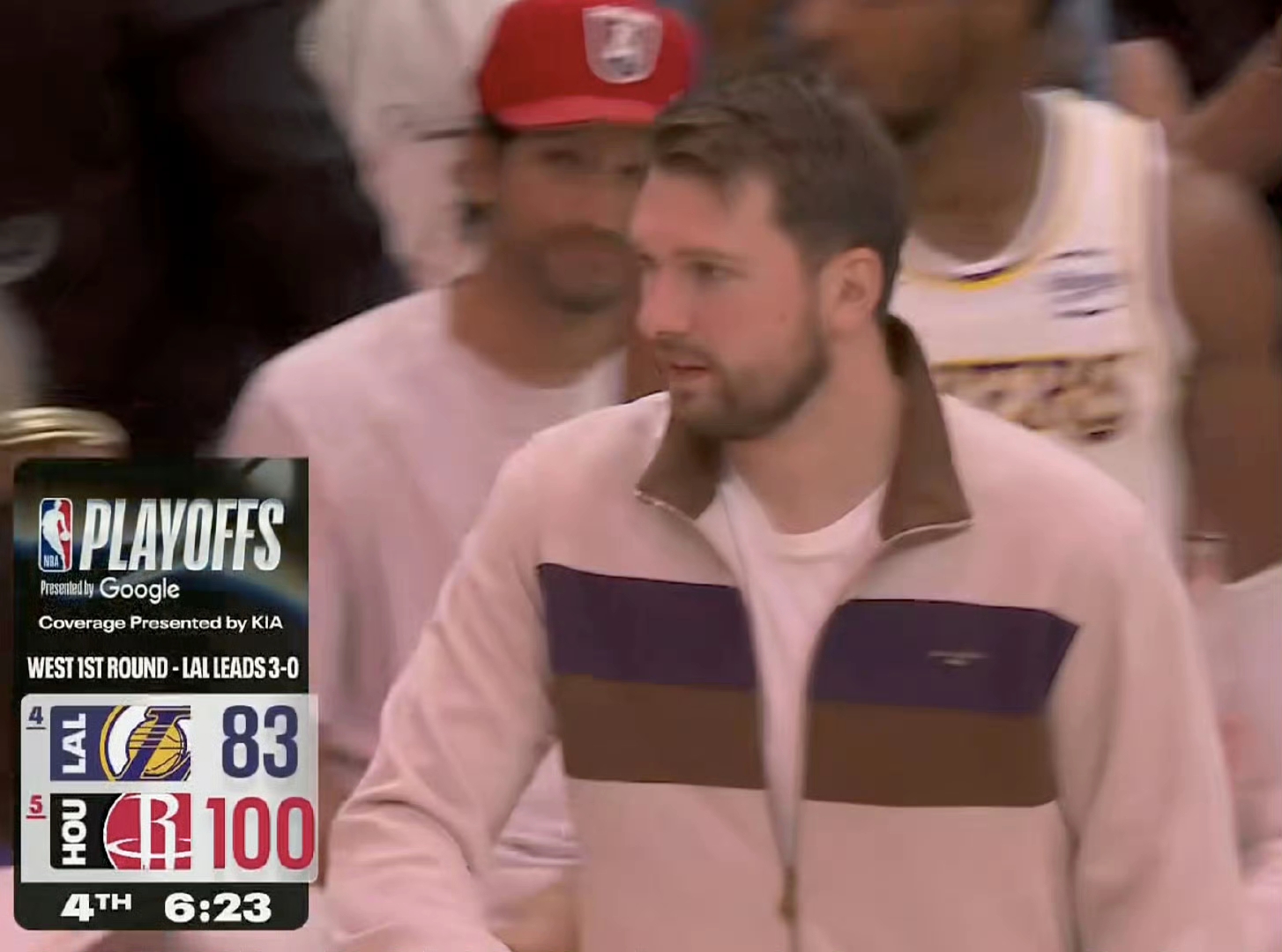 看到这个镜头，还以为东契奇要上了。  穿着便衣，这场比赛没了，3-1领...