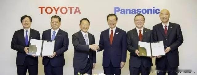 今年4月才接棒的丰田新社长，上任半年头一回出国，直奔广州，你说这信号明显不？
10月8日，一汽、广汽和丰田签了新协议，核心就一件事：广汽发股票，买下一汽手里一汽丰田50%的股权。牌子不摘、工厂不关，但往后研发、定价、销售统一调配，南北丰田不再自己人打自己人。

丰田为啥这么急？上半年在中国卖了69.