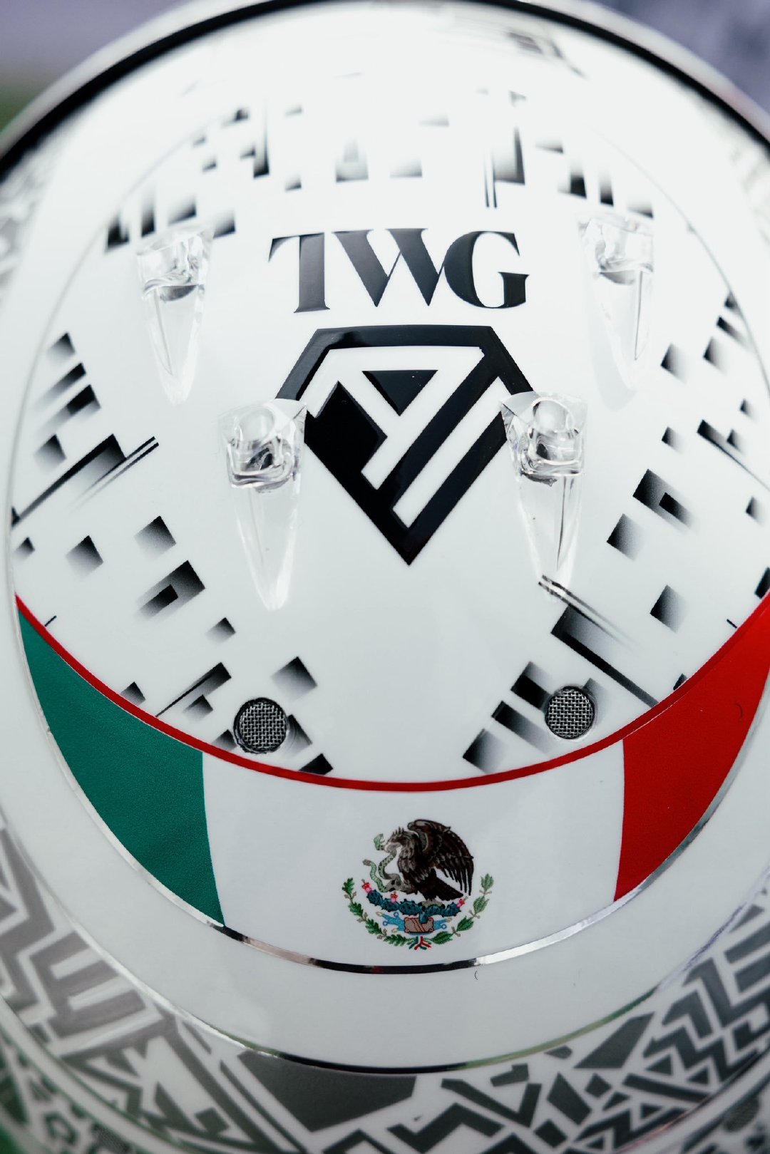 凯迪拉克车队车手佩雷兹在本周2026赛季F1墨西哥🇲🇽城大奖赛，带来主场特别版赛车头盔🤍，同时也是他个人F1职业生涯的第300场大奖赛。
#F1[超话]##2026F1墨西哥城大奖赛# ​