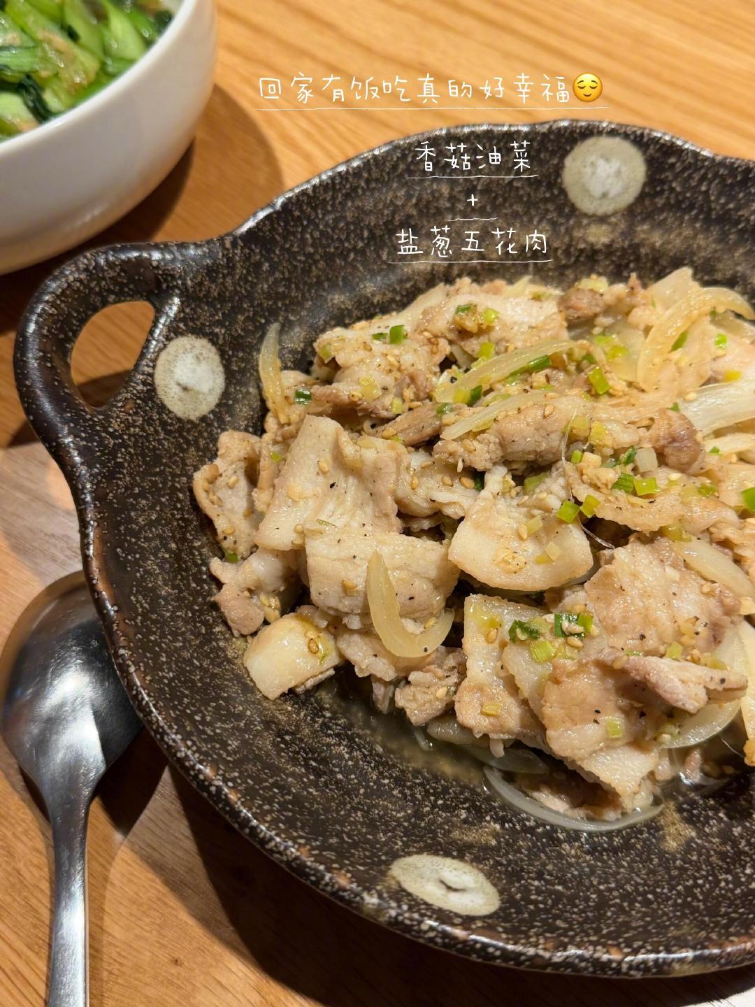 当我下班回到家 家里有暖暖的灯光 香香的饭菜 和可爱的小猫[亲一个R]...