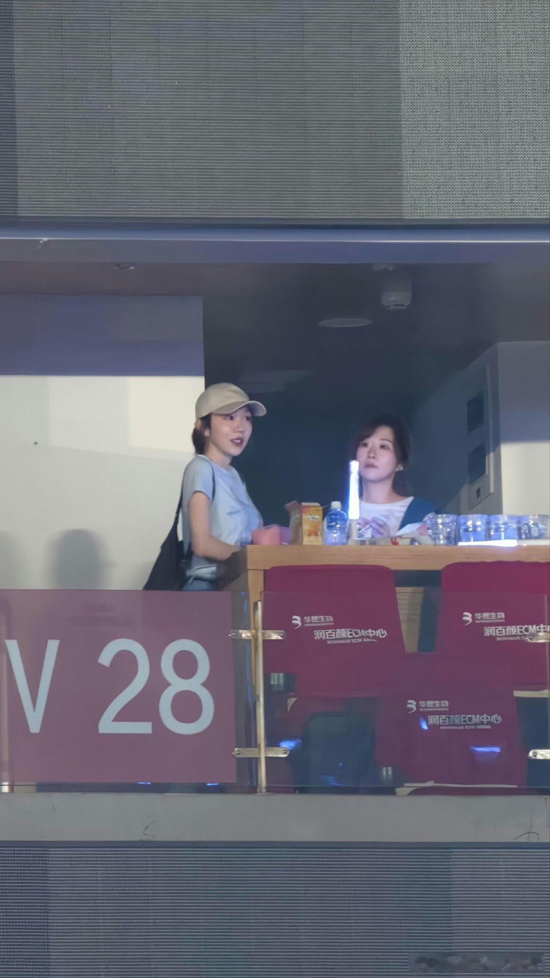 #姜妍去看了王俊凯演唱会##姜妍去王俊凯演唱会了##王俊凯演唱会 易烊千玺#艺人也化身普通观众来感受现场，绚烂的舞台搭配动人歌声，每一帧都是值得回味的瞬间。 ​