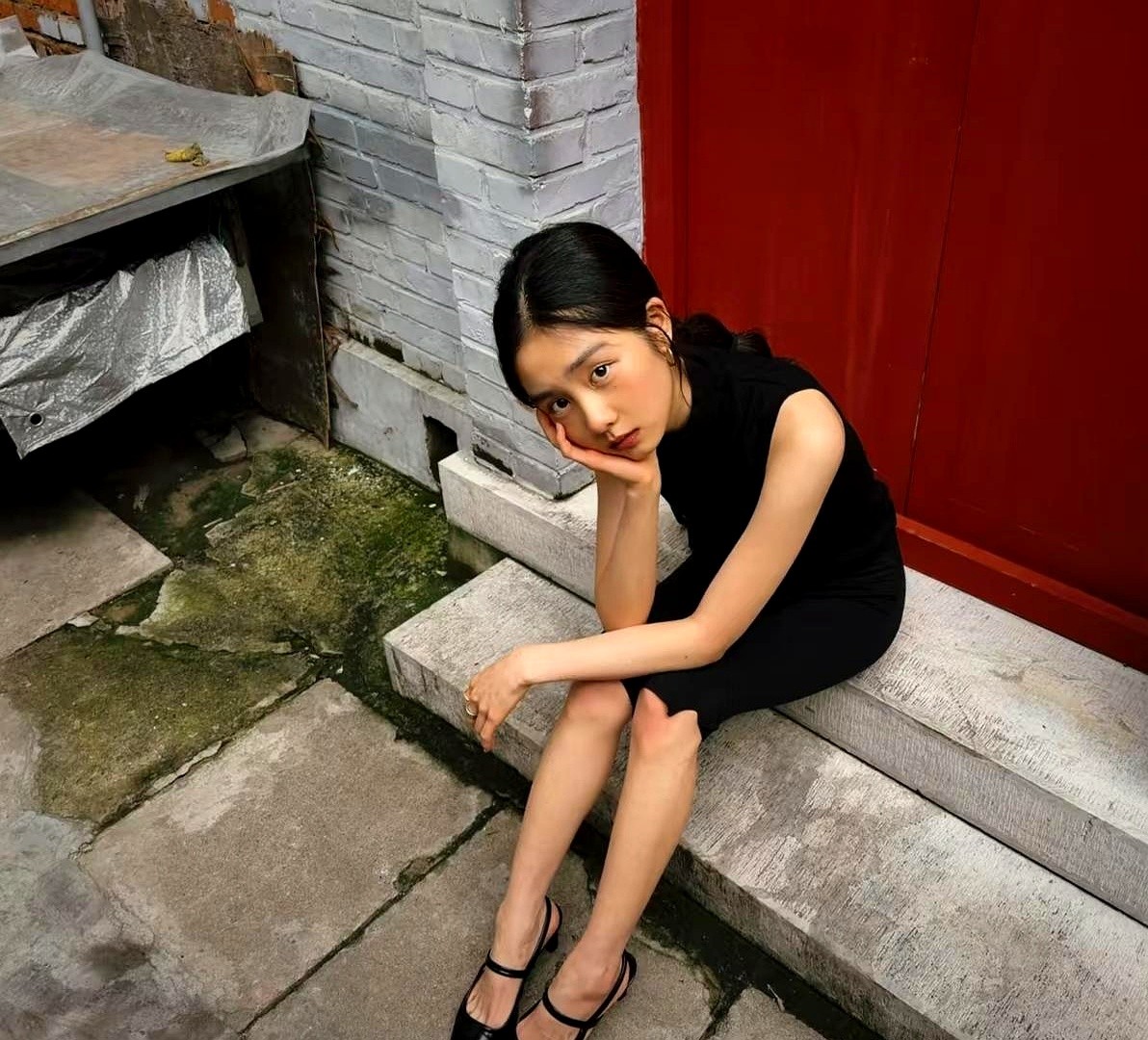 黄多多踩上高跟鞋，眼神透出化不开的忧郁，这组近照生生砸出了文艺片大女主的清冷感。

十几岁的年纪，盯着镜头总带着点迷离。这股劲儿，简直把爹妈早年的艺术细胞直接刻进了骨头里，天生就是吃表演这碗饭的料。

转头看她亲妹妹，同一个屋檐下吃饭，却是个每天咧嘴傻乐的小太阳。姐姐安静发呆，妹妹满屋子乱跑，反差极