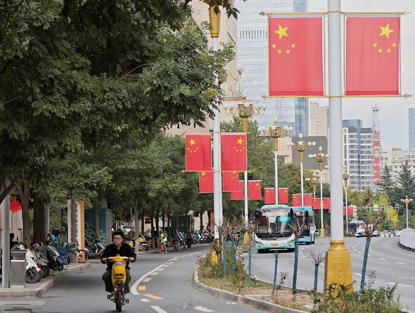 秋天，少了些明丽与耀眼  多了份悠悠缓缓的宁静 ​～～ ​