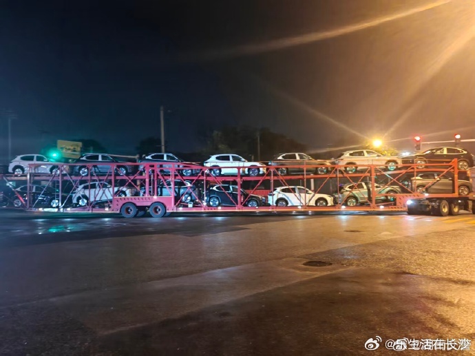 长沙交警截停街头公路航母