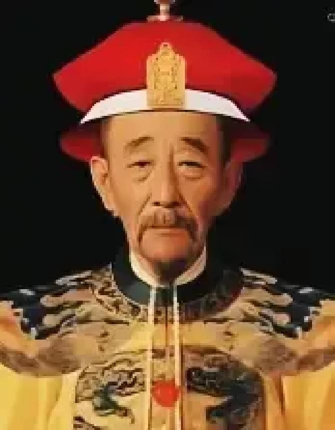 康熙临终前，把四阿哥胤禛叫到床前，递给他一封密诏，沉声道：“我死后，你登基第一件事，不是处置你的兄弟，是必须立刻杀了这个人！” 胤禛满脸不解：“皇阿玛说的，可是八爷一党？” 康熙摇了摇头，用尽最后力气道：“此人是我用了一辈子的忠臣，却也是你坐稳皇位，最大的催命符！”

胤禛接过密诏，手心里全是汗。他