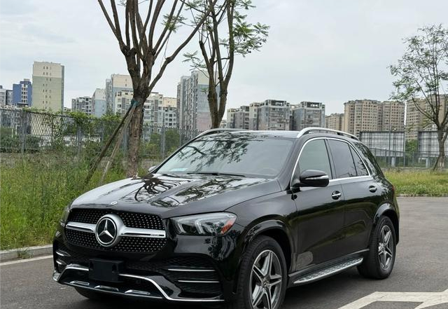 四十二万二手奔驰GLE 450，我的真实感受是“六缸的豪华更从容”
四十二万买二手豪华中大型SUV，奔驰GLE 450是个进阶选项。这个价位能买到2.5T直六+48V的版本，动力比GLE350强不少，豪华感和气场也更足。我坐过朋友的GLE 450，那个直六的平顺和底盘的舒适，确实比四缸版从容多了。槽