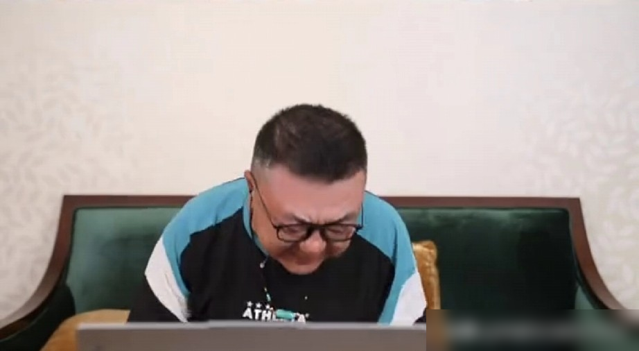 几万人盯着屏幕，董路直接破音了，吼到青筋暴起。
就为吕孟洋替补上场那一脚，西班牙人U19B队3-1逆转，他进了关键球。
这孩子徐州人，家里还有个踢球的哥哥，从小跟着足球小将南征北战。2023年进国少，2024年去西班牙低级别联赛硬熬，23场6球8助攻。
今年刚被西班牙人官方签下，17岁。首秀替