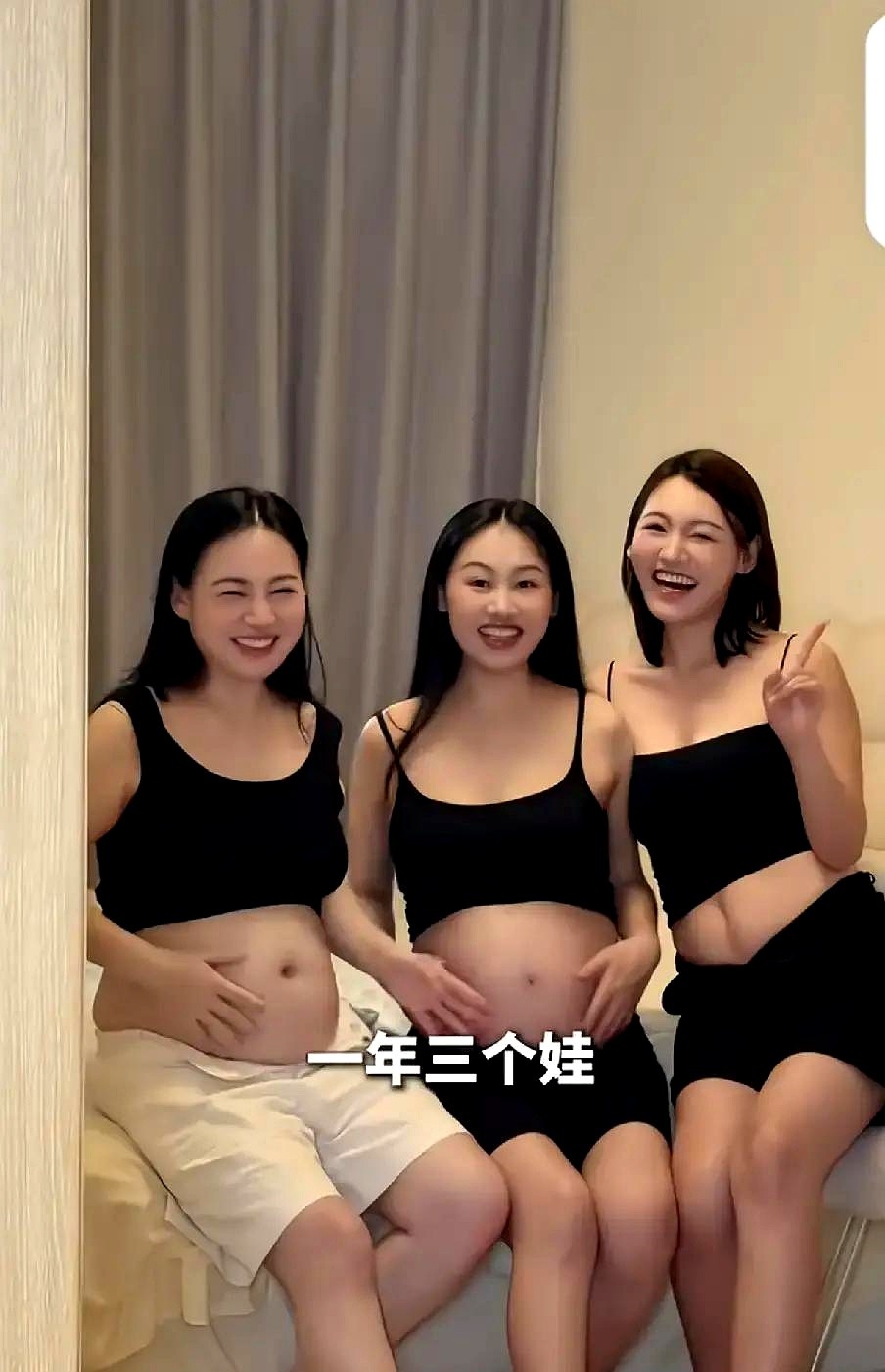 没有保镖开道，也没戴口罩捂得严严实实，王一博就这么在巴黎街头溜达。

他双手揣兜，仰着头看天，步子迈得慢悠悠的。平常在国内，稍微露个脸就被围得水泄不通，镜头一怼上来，脸部肌肉本能就得绷紧。

现在丢在异国他乡的街头，没人要签名，不用赶通告。他不用端着架子，就是一个趁着出差偷闲透口气的普通小伙。

说