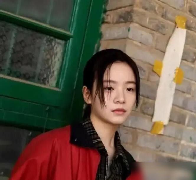 倪萍一句话，把艺考这潭水搅浑了。
李庚希落榜，她当众递台阶：认识纽约电影学院副院长，能推荐。
就这么轻飘飘一句，普通人家的孩子得拿什么接？
算笔账。
纽约电影学院，一年学费3到5万美元。
折人民币，小30万起步。
这还只是学费。
拍作业要钱，租器材要钱，吃住行都要钱。
四年下来，20