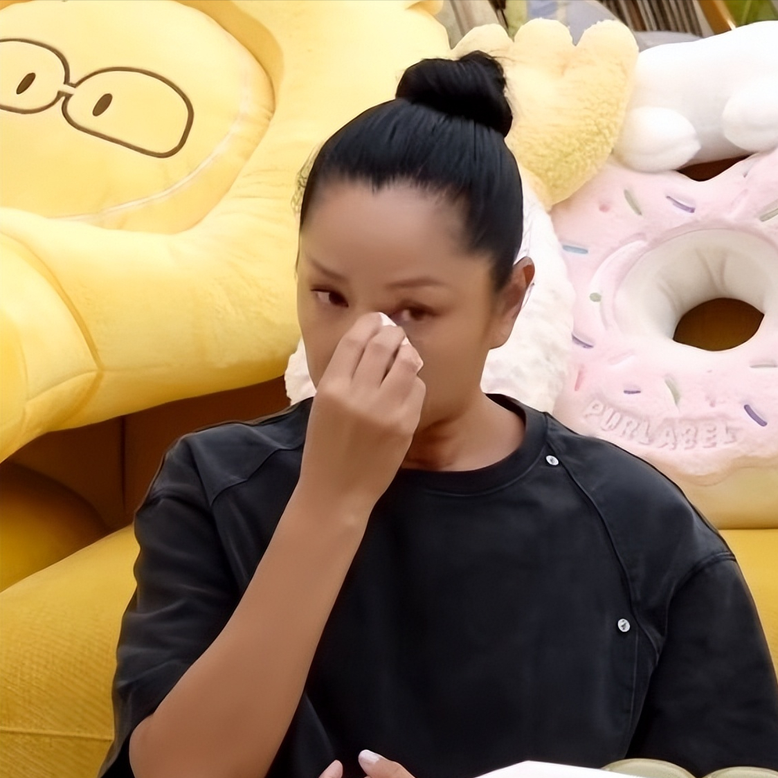 瞿颖说：“胡兵妈妈前两年过世了。胡兵有一个比他大两岁的哥哥。小时候他家里条件也没那么好。他妈妈为了节省，只给哥哥买衣服买鞋子。等哥哥把这些衣服鞋子穿过一两年后，才能轮到胡兵穿。他总是穿哥哥穿过的。”
 
瞿颖在节目中坦言，胡兵的妈妈前两年已经离世，提起老人家，她没有丝毫埋怨，反而满是唏嘘，因为老人当