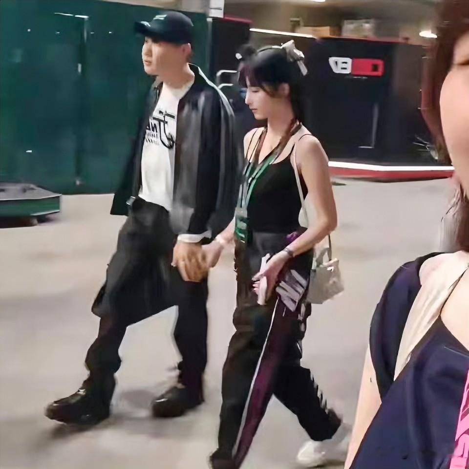 林俊杰牵手七七观赛，
林俊杰脖子前倾老人味好重！

林俊杰牵手七七现身赛场观赛，路上被路人拍到一组牵手同行的画面。

穿搭看着挺潮流，皮夹克配帽子，可走路的体态实在拉垮，脖子一直往前倾，整个人含着点背。和身边的七七站在一起对比特别突出，满满的老人味。

平时舞台上看着状态还可以，这种无滤镜的随拍就藏