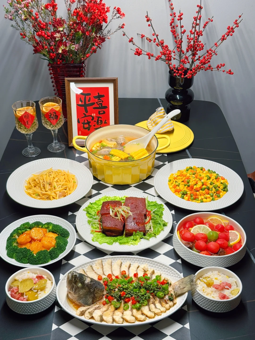 幸福就是一家人围坐在一起吃饭～