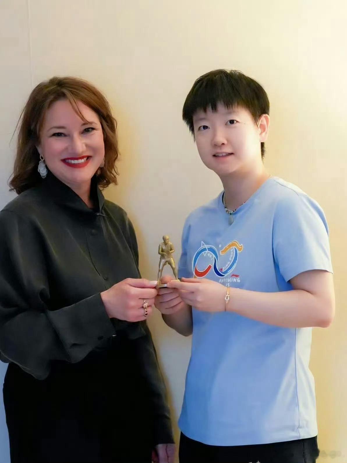 百年世乒赛见证双向奔赴。今年伦敦团体世乒赛，孙颖莎登顶夺冠后走进英国...